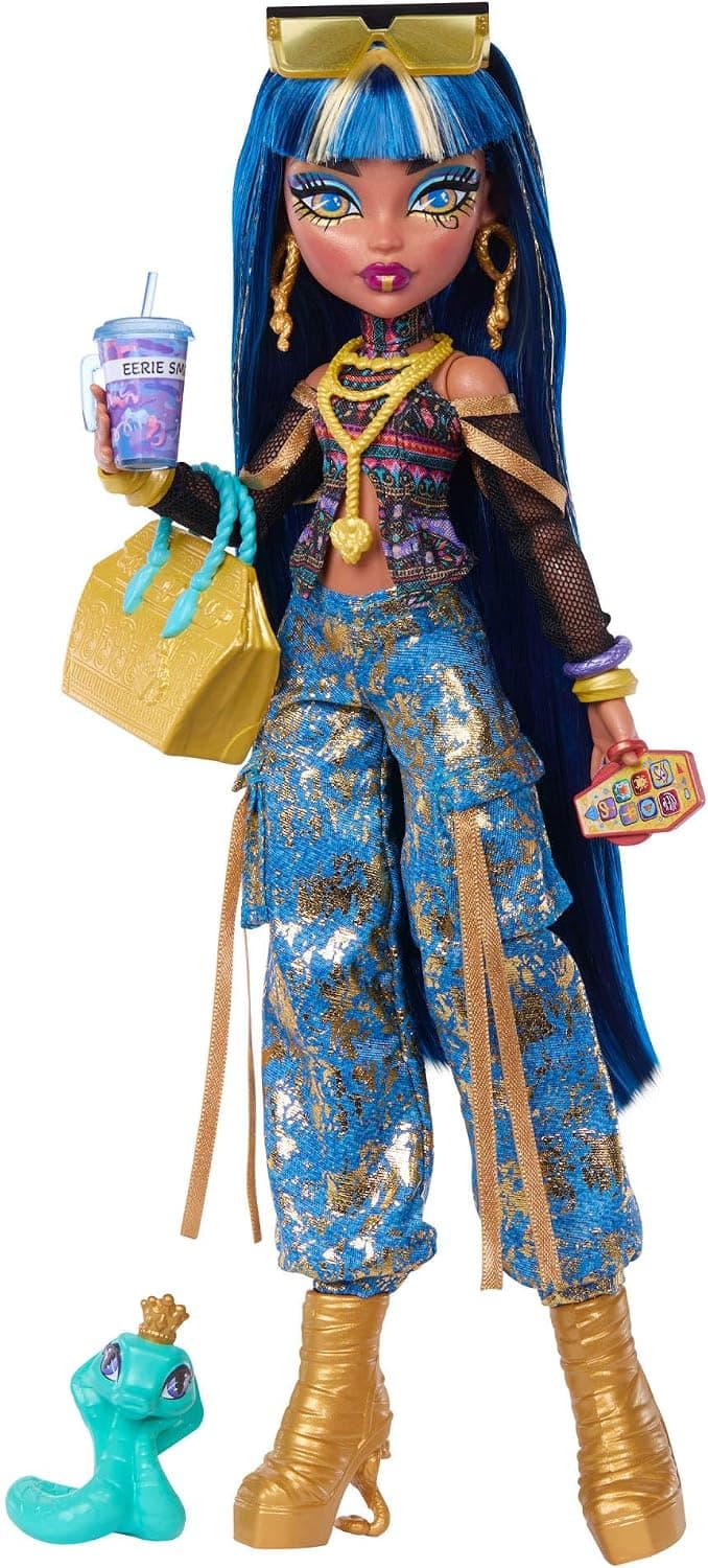 Kısa bluz ve altın rengi detaylı kot kargo pantolon giyen Monster High Cleo De Nile bebek, evcil yılanı Hissette ve salata, smoothie ve çanta gibi 7 aksesuar, JHK32